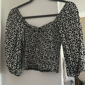 Cute flower top never worn